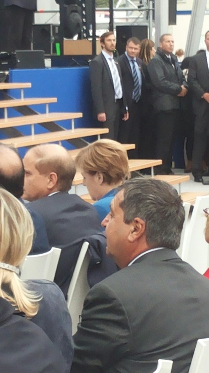 Die Kanzlerin als Gast im Publikum - mit aufmerksamen Bodygards!? (Foto: Emre Rafiq)