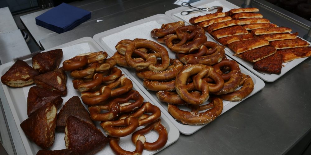 Der Brötchenverkauf in der ersten Pause findet neuerdings in der neuen JBG-Schulkantine statt.
