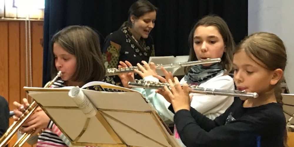 Der Weihnachtsmann auf Besuch in der Kirche beim Krippenspiel
