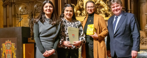 Ehrung beim Wettbewerbsfest im Rathaus für Schülerinnen des Profils „Kultur und Gesellschaft“